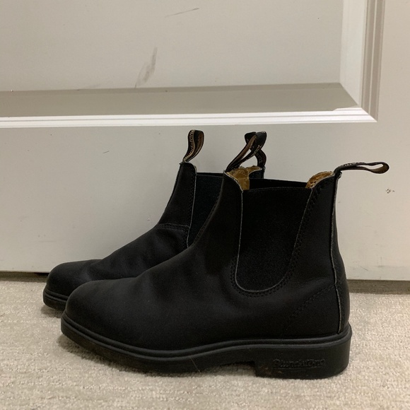 black chisel toe blundstones